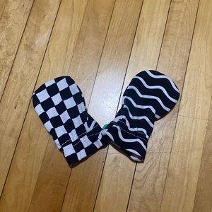 Lovevery Black and White Gloves